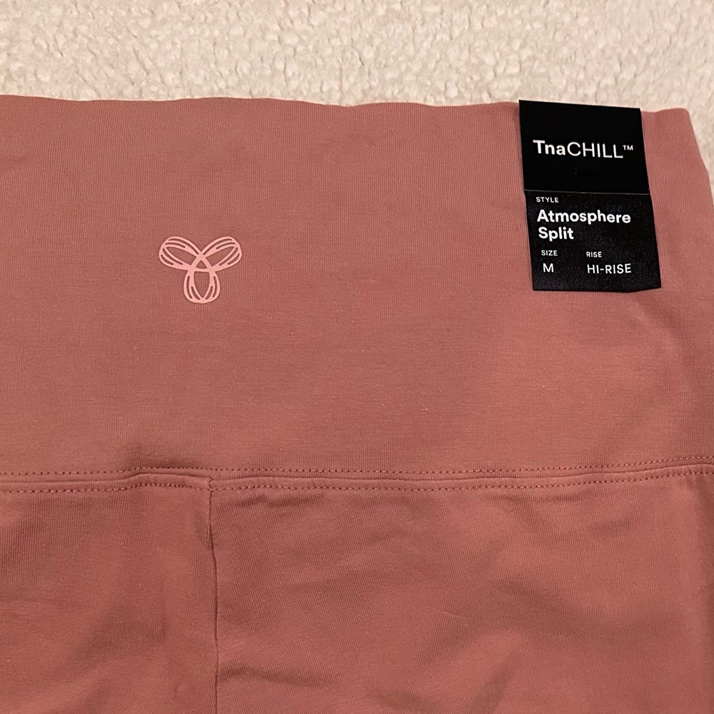 NWT medium Aritzia TnaCHILL Hi-Rise Atmosphere Split in Ashy Pink